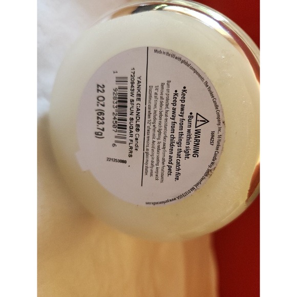 Yankee Candle - Fresh Poinsettia around a